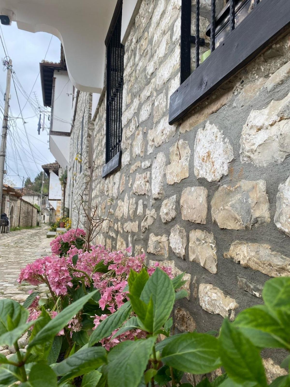 Oda E Skulptorit-Unesco Quarter 베라트 외부 사진