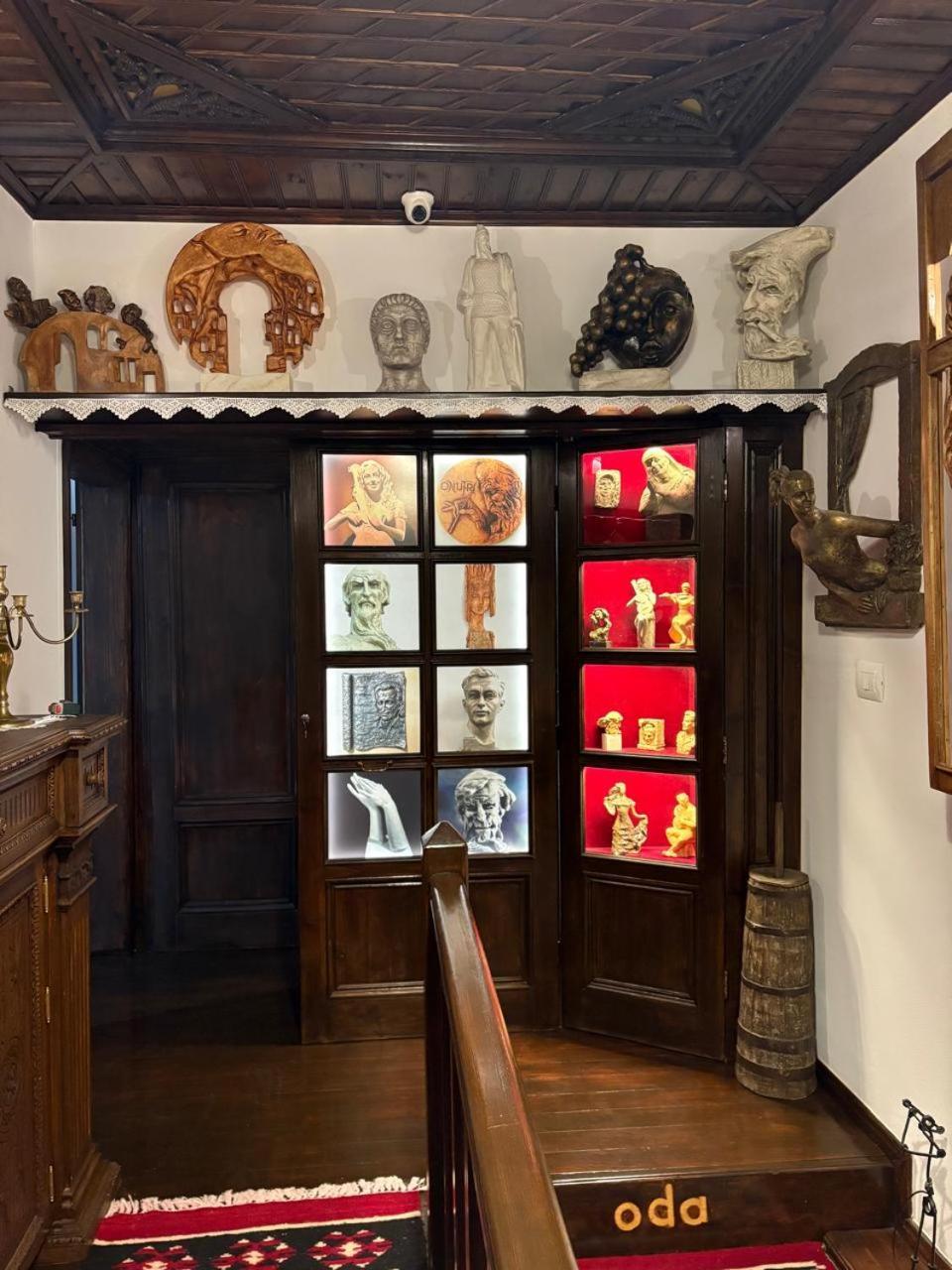 Oda E Skulptorit-Unesco Quarter 베라트 외부 사진