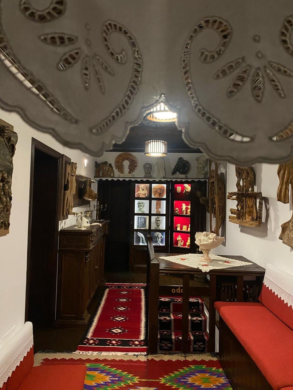 Oda E Skulptorit-Unesco Quarter 베라트 외부 사진