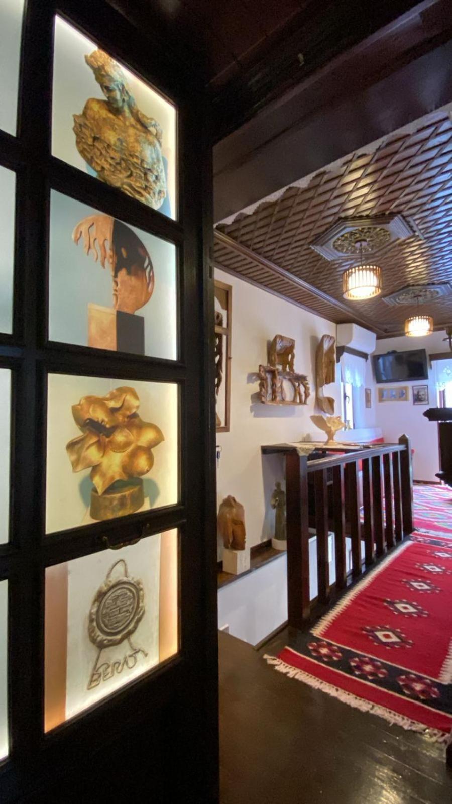 Oda E Skulptorit-Unesco Quarter 베라트 외부 사진